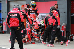 Chaz Davies, Aruba.it Racing-Ducati SBK Team Pirelli tyre change