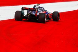 Pierre Gasly, Scuderia Toro Rosso STR13, sort de la piste