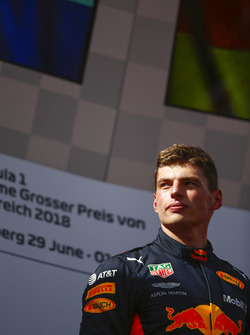 Max Verstappen, Red Bull Racing, 1° classificato, festeggia sul podio