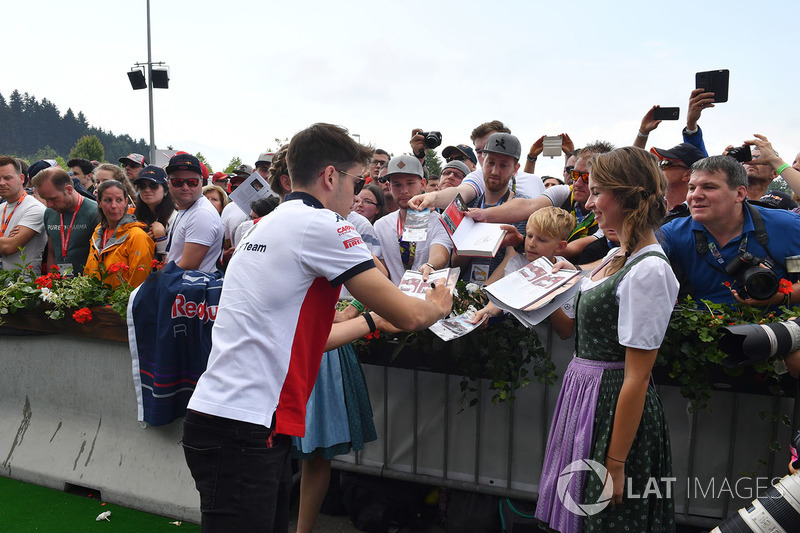 Charles Leclerc, Sauber signe des autographes pour les fans