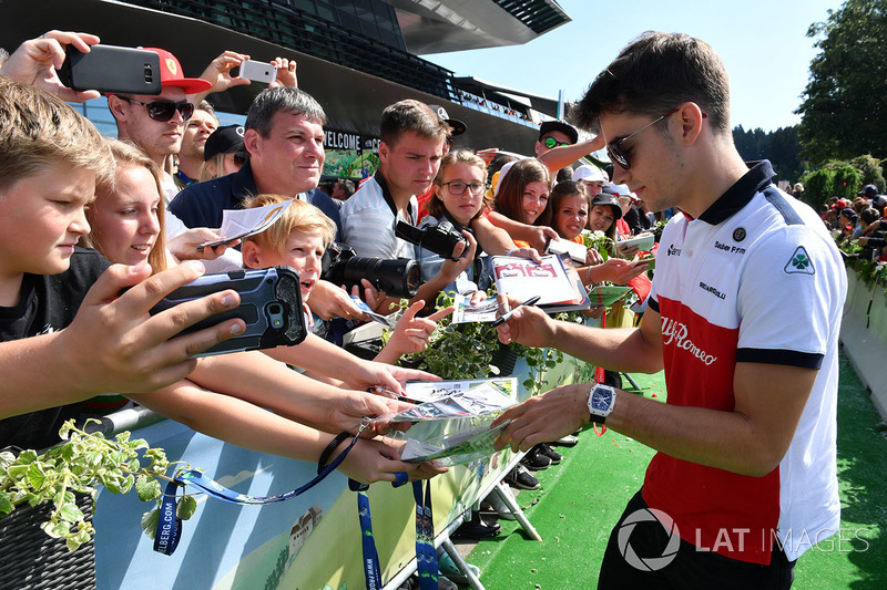 Charles Leclerc, Sauber signe des autographes pour les fans