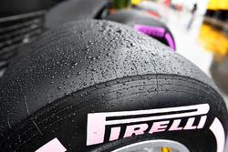 Gomme Slick Pirelli, bagnate dalla pioggia