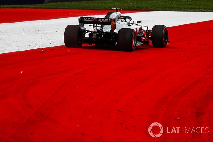 Kevin Magnussen, Haas F1 Team VF-18 runs wide