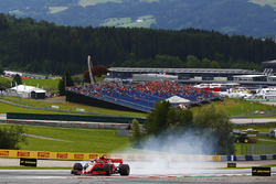 Kimi Raikkonen, Ferrari SF71H, bloque une roue
