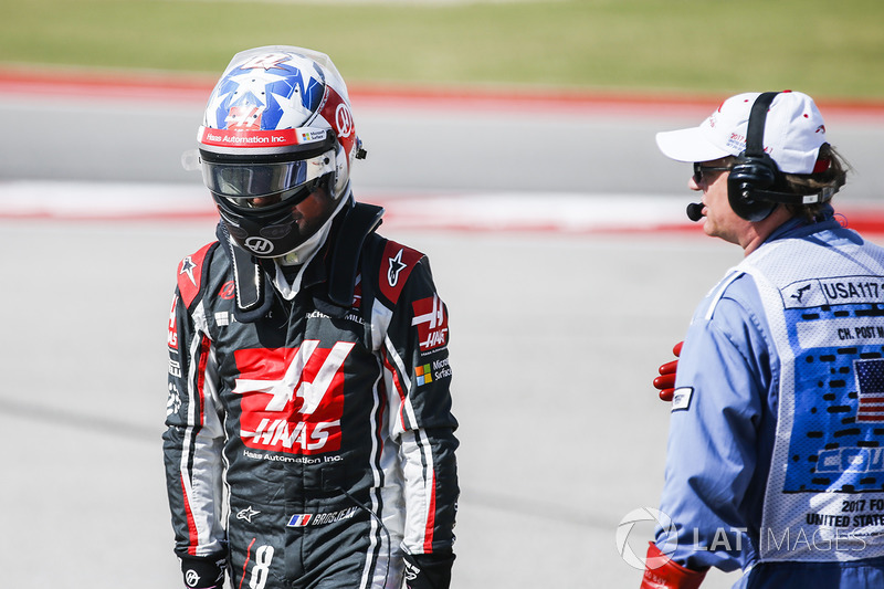 Romain Grosjean, Haas F1 Team, se aleja de su coche después de girar durante la práctica