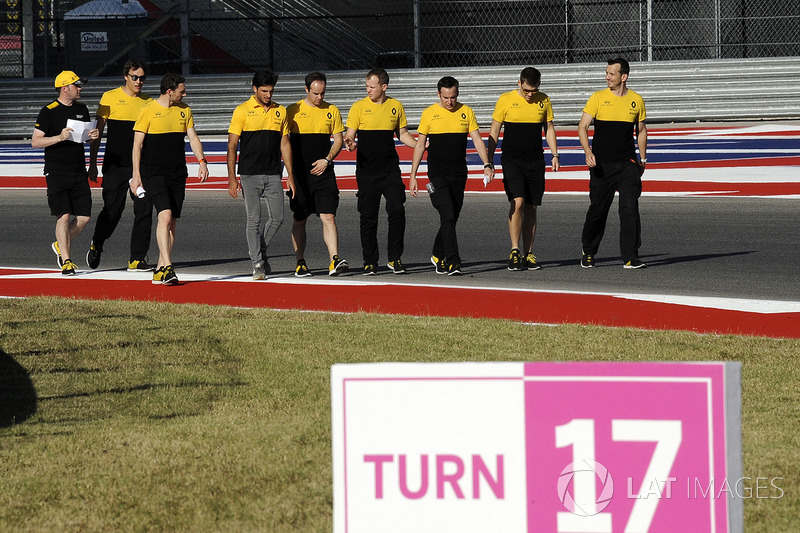 Carlos Sainz Jr., Renault Sport F1 Team camina con el equipo por el circuito