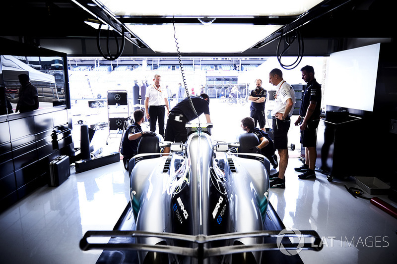 The Mercedes team at work on the car of Valtteri Bottas, Mercedes AMG F1