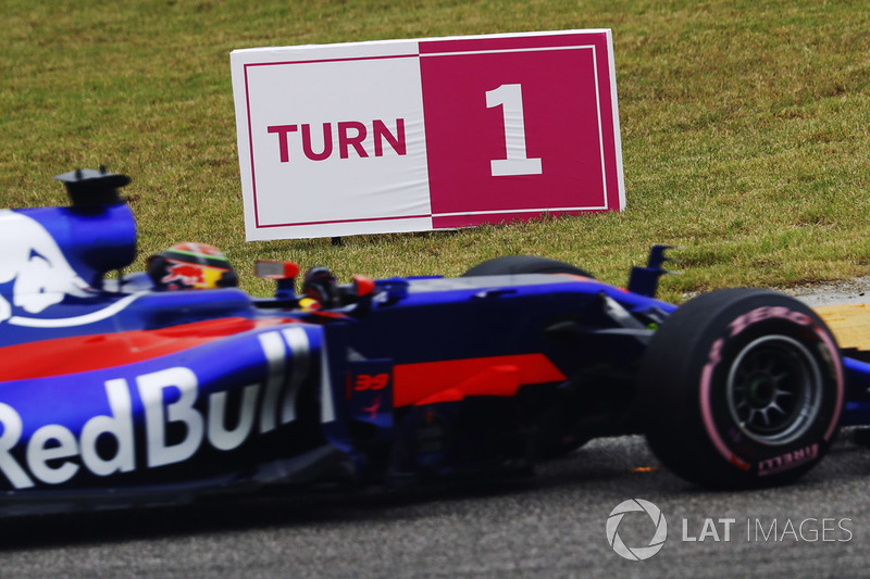 Brendon Hartley, Scuderia Toro Rosso STR12, at turn 1