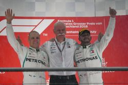 Valtteri Bottas, Mercedes-AMG F1, il Dr. Dieter Zetsche, CEO Daimler AG e Lewis Hamilton, Mercedes-AMG F1, festeggiano sul podio