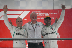 Valtteri Bottas, Mercedes-AMG F1, il Dr. Dieter Zetsche, CEO Daimler AG e Lewis Hamilton, Mercedes-AMG F1, festeggiano sul podio