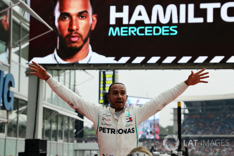 Il vincitore della gara Lewis Hamilton, Mercedes-AMG F1 W09, festeggia nel parco chiuso