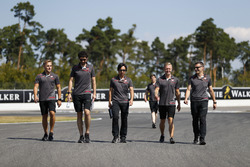 Kevin Magnussen, Haas F1 Team, marche sur la piste