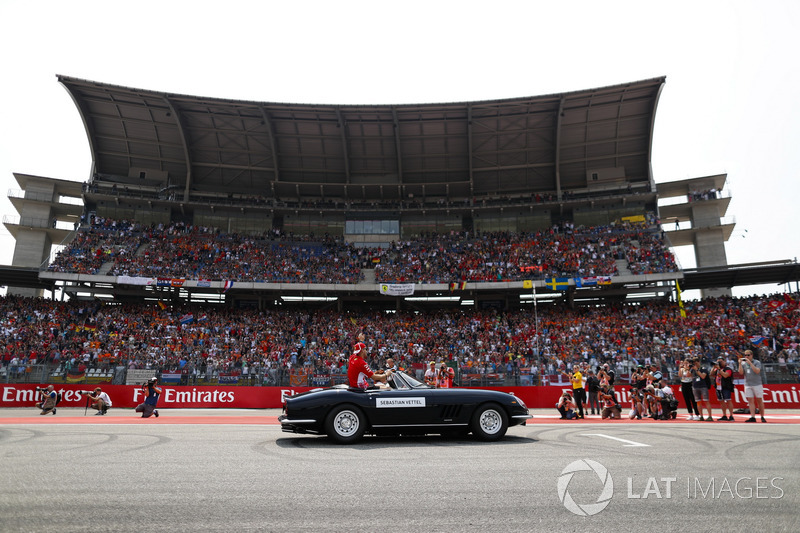 Sebastian Vettel, Ferrari, tijdens de rijdersparade