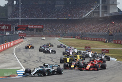 Valtteri Bottas, Mercedes AMG F1 W09, leads Kimi Raikkonen, Ferrari SF71H, Max Verstappen, Red Bull Racing RB14, Romain Grosjean, Haas F1 Team VF-18, Nico Hulkenberg, Renault Sport F1 Team R.S. 18, and the remainder of the field at the start
