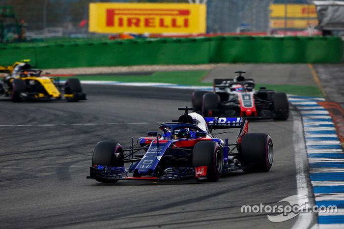 Brendon Hartley, Toro Rosso STR13, leads Romain Grosjean, Haas F1 Team VF-18, y Carlos Sainz Jr., Renault Sport F1 Team R.S. 18