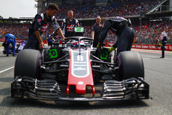 Romain Grosjean, Haas F1 Team VF-18, arrive sur la grille