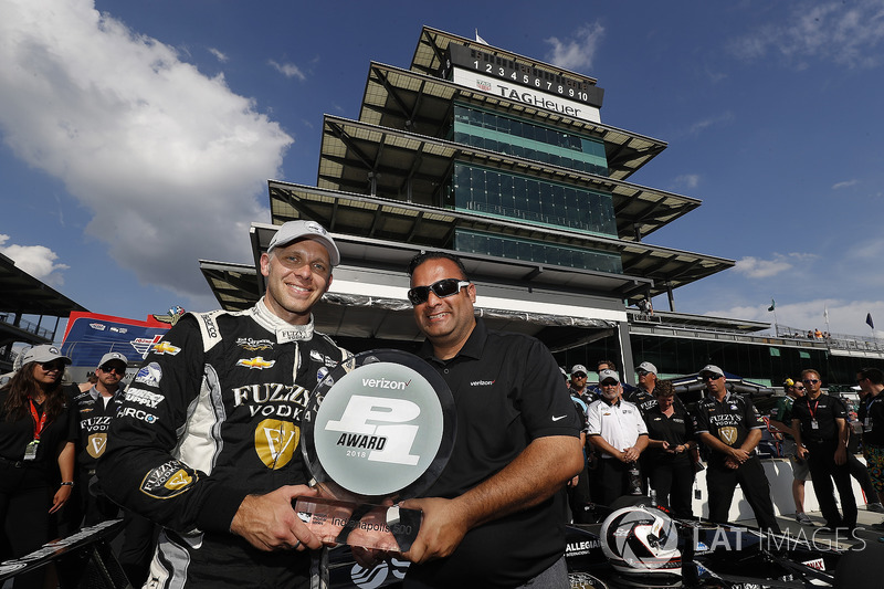 Verizon P1 Poleman Ed Carpenter, Ed Carpenter Racing Chevrolet recive el trofeo P1 Steve Williams Verizon