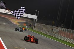 Le vainqueur Sebastian Vettel, Ferrari SF71H, coupe la ligne d'arrivée