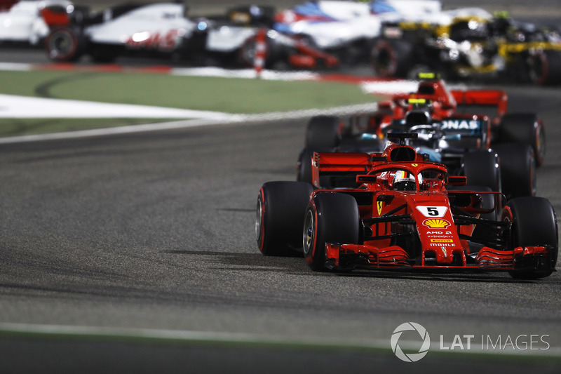 Sebastian Vettel, Ferrari SF71H, Valtteri Bottas, Mercedes AMG F1 W09, y Kimi Raikkonen, Ferrari SF71H