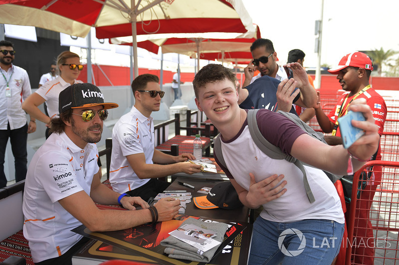 Fernando Alonso, McLaren fans selfie