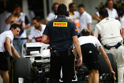 Un ingénieur Pirelli dans la voie des stands