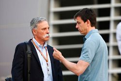 Chase Carey, Chairman, Formula Uno, parla con Toto Wolff, Direttore Esecutivo (Business), Mercedes AMG