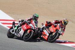 Chaz Davies, Aruba.it Racing-Ducati SBK Team passes Eugene Laverty, Milwaukee Aprilia in T2