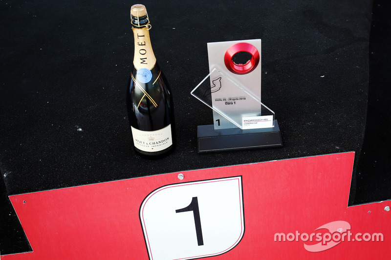 Champagne e trofeo del vincitore, sul primo gradino del podio