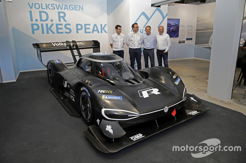 Francois-Xavier Demaison, Sven Smeets, Director de Volkswagen Motorsport, Jochi Kleint, Florian Urbitsch con el Volkswagen I.D. R Pikes Peak