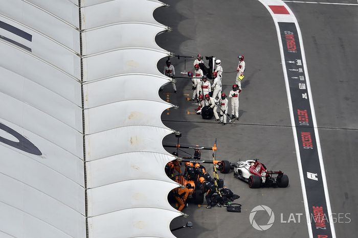 Marcus Ericsson, Sauber C37 pit stop