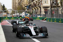 Lewis Hamilton, Mercedes AMG F1 W09, Valtteri Bottas, Mercedes AMG F1 W09, y Daniel Ricciardo, Red Bull Racing RB14 Tag Heuer