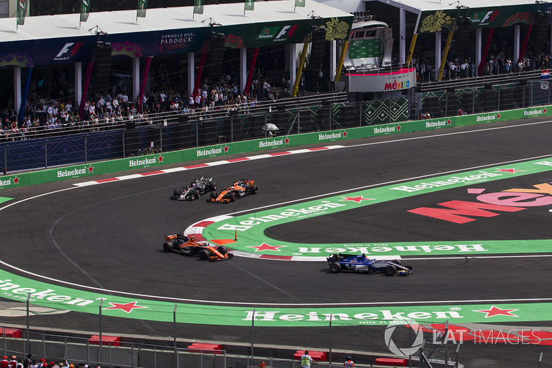 Romain Grosjean, Haas F1 Team VF-17 ve Fernando Alonso, McLaren MCL32 battle