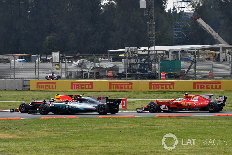 Max Verstappen, Red Bull Racing RB13, Lewis Hamilton, Mercedes-Benz F1 W08  and Sebastian Vettel, Ferrari SF70H battle at the start of the race