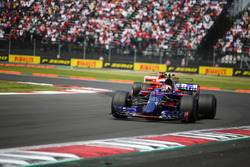 Pierre Gasly, Scuderia Toro Rosso STR12, Sebastian Vettel, Ferrari SF70H