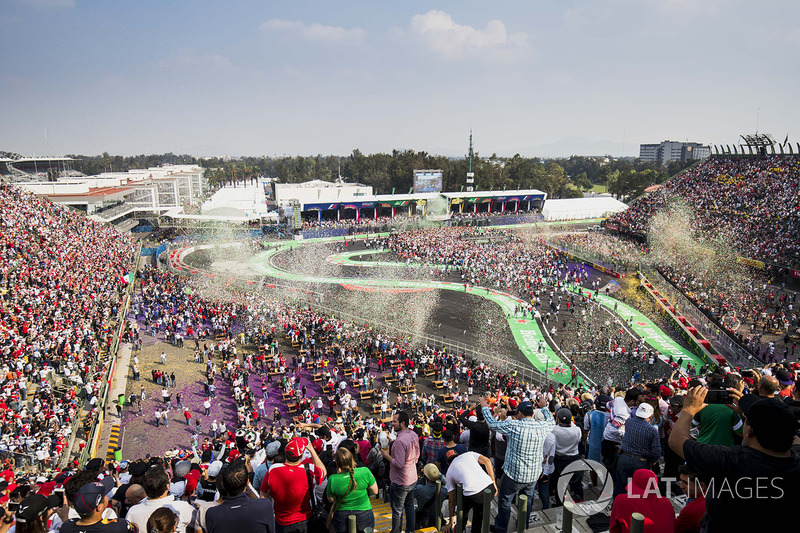 Fans miran el podio e invaden la pista