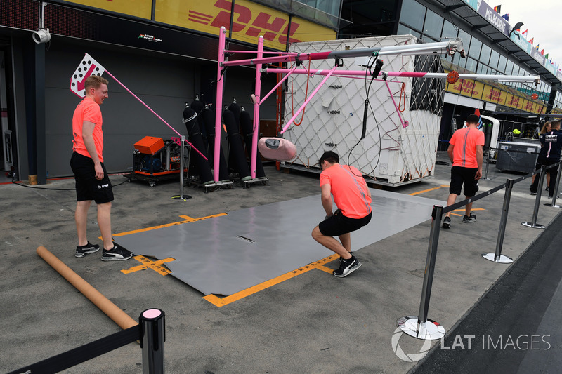 Force India pit box hazırlıkları