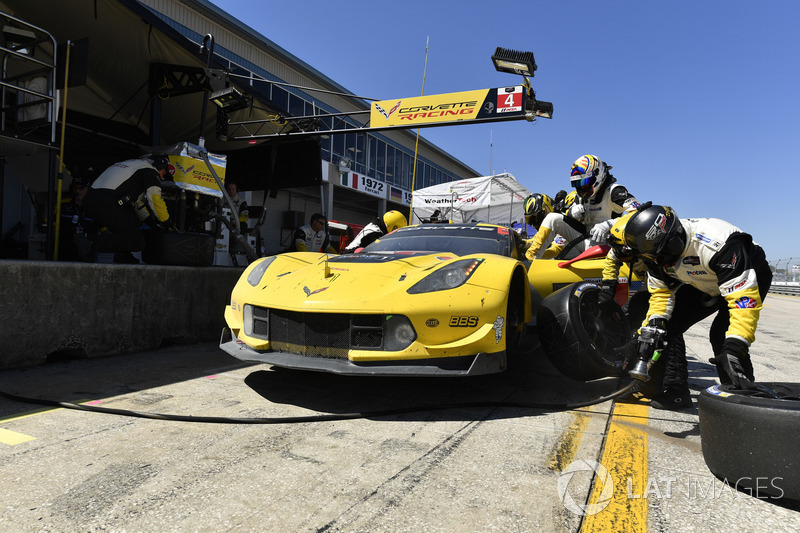 #4 Corvette Racing Chevrolet Corvette C7.R, GTLM: Oliver Gavin, Tommy Milner, Marcel Fassler, pit stop