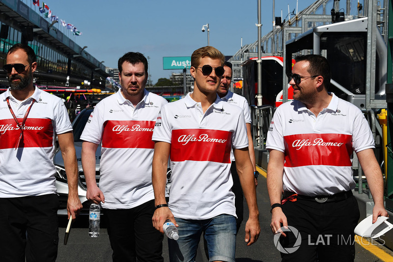 Marcus Ericsson, Alfa Romeo Sauber F1 Team, cammina lungo il circuito con il team