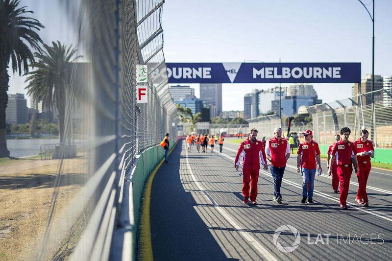 Sebastian Vettel, Ferrari, cammina lungo il circuito con Maurizio Arrivabene, Team Principal Ferrari e Riccardo Adami, ingegnere di pista Ferrari