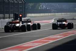Daniel Ricciardo, Red Bull Racing RB13 y Stoffel Vandoorne, McLaren MCL32