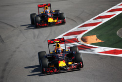 Daniil Kvyat, Red Bull Racing RB12, Daniel Ricciardo, Red Bull Racing RB12