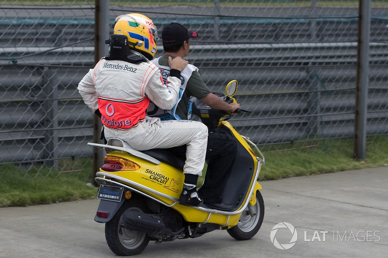 In de voorlaatste race van het seizoen 2007, in Shanghai, vergooide Hamilton achteraf bekeken de wereldtitel door een stuurfout bij het inrijden van de pits