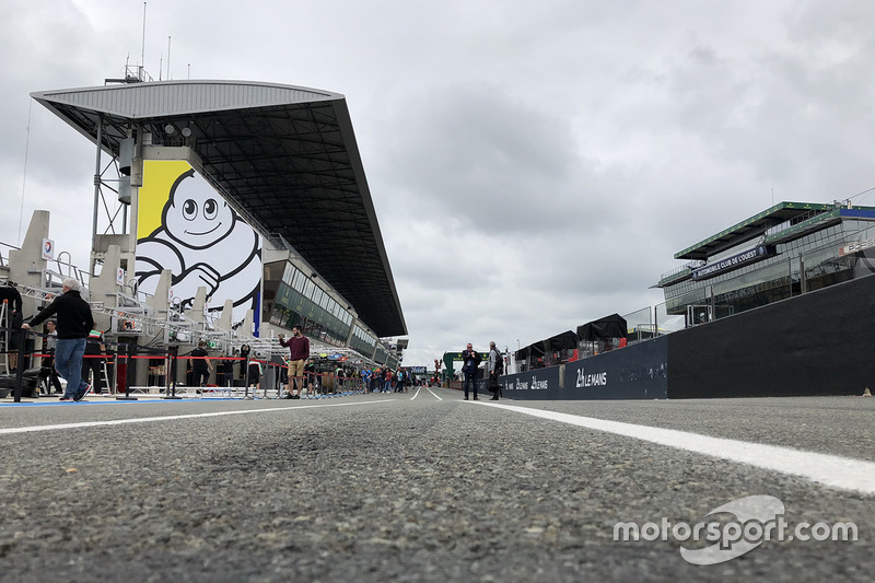 Pitlane preparations