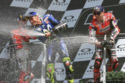 Sur le podium : le vainqueur Jorge Lorenzo, Ducati Team, le troisième, Valentino Rossi, Yamaha Factory Racing