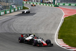 Kevin Magnussen, Haas F1 Team VF-18, leads Sergey Sirotkin, Williams FW41