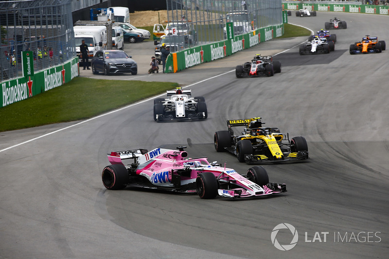 Sergio Perez, Force India VJM11, en lutte avec Carlos Sainz Jr., Renault Sport F1 Team R.S. 18