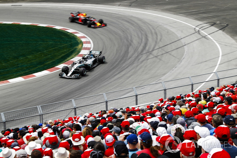 Valtteri Bottas, Mercedes AMG F1 W09, devant Max Verstappen, Red Bull Racing RB14