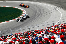 Valtteri Bottas, Mercedes AMG F1 W09, devant Max Verstappen, Red Bull Racing RB14