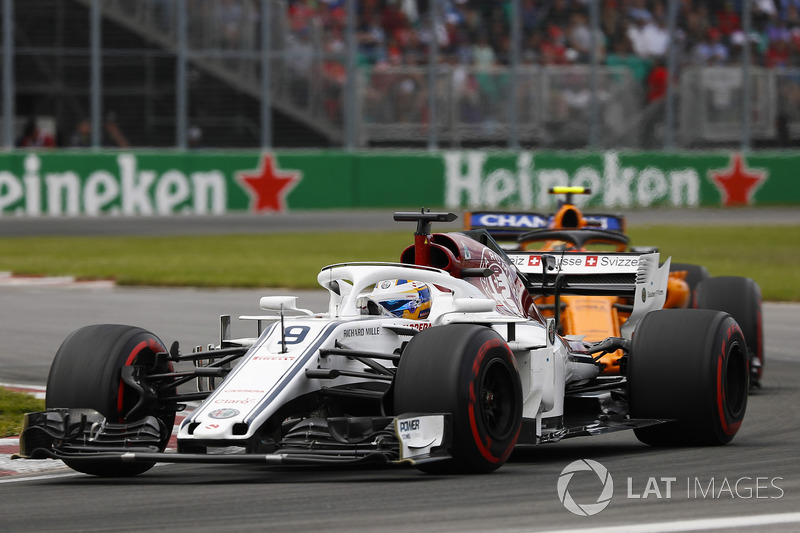 Marcus Ericsson, Sauber C37, devant Stoffel Vandoorne, McLaren MCL33