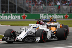 Marcus Ericsson, Sauber C37, voor Stoffel Vandoorne, McLaren MCL33